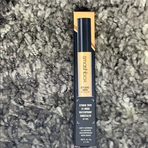 Smashbox 24hr waterproof concealer oil free- light